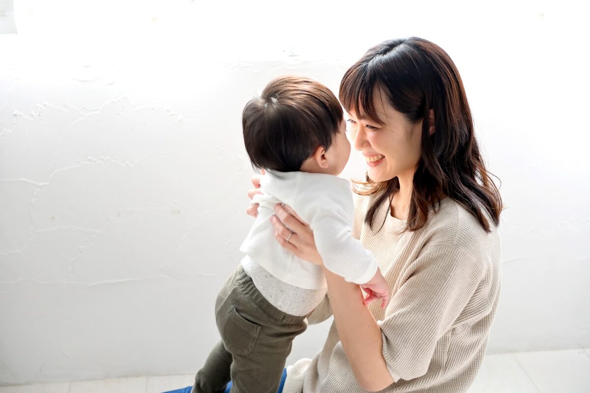お子さまを抱くお母さん